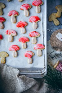 Einfaches Nussplätzchen Rezept - feine Weihnachtsplätzchen und der Trick mit der Marmor-Glasur Ausstechplätzchen Mürbeteig Grundrezept easy german christmas cookies recipe Marmorglasur marble glazed cookies foodblog backblog zuckerzimtundliebe die besten weihnachtskekse weihnachtsplätzchen