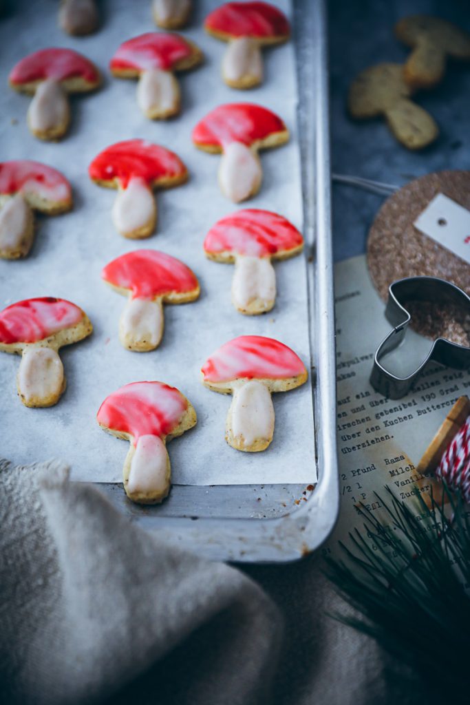 Einfaches Nussplätzchen Rezept - feine Weihnachtsplätzchen und der Trick mit der Marmor-Glasur Ausstechplätzchen Mürbeteig Grundrezept easy german christmas cookies recipe Marmorglasur marble glazed cookies foodblog backblog zuckerzimtundliebe die besten weihnachtskekse weihnachtsplätzchen