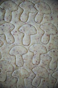 Einfaches Nussplätzchen Rezept - feine Weihnachtsplätzchen und der Trick mit der Marmor-Glasur Ausstechplätzchen Mürbeteig Grundrezept easy german christmas cookies recipe Marmorglasur marble glazed cookies foodblog backblog zuckerzimtundliebe die besten weihnachtskekse weihnachtsplätzchen