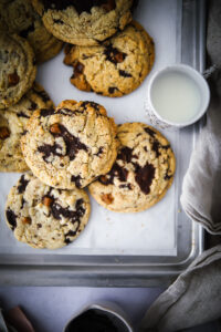 Schoko Cookies Rezept chocolate chip cookies mit Karamell caramel biscuits foodstyling food photo zuckerzimtundliebe bestes cookie rezept feedfeed bakefeed