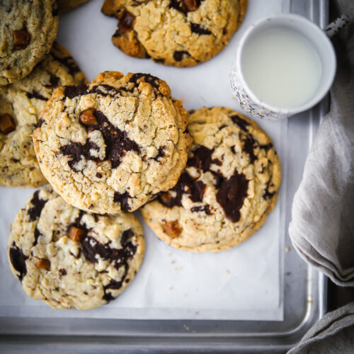 Schoko Cookies Rezept chocolate chip cookies mit Karamell caramel biscuits foodstyling food photo zuckerzimtundliebe bestes cookie rezept feedfeed bakefeed