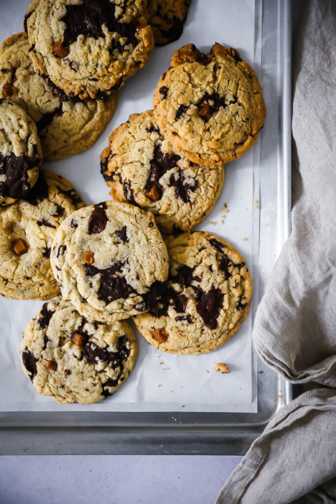 Schoko Cookies Rezept chocolate chip cookies mit Karamell caramel biscuits foodstyling food photo zuckerzimtundliebe bestes cookie rezept feedfeed bakefeed