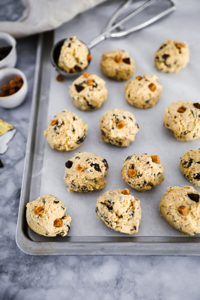 Schoko Cookies Rezept chocolate chip cookies mit Karamell caramel biscuits foodstyling food photo zuckerzimtundliebe bestes cookie rezept feedfeed bakefeed