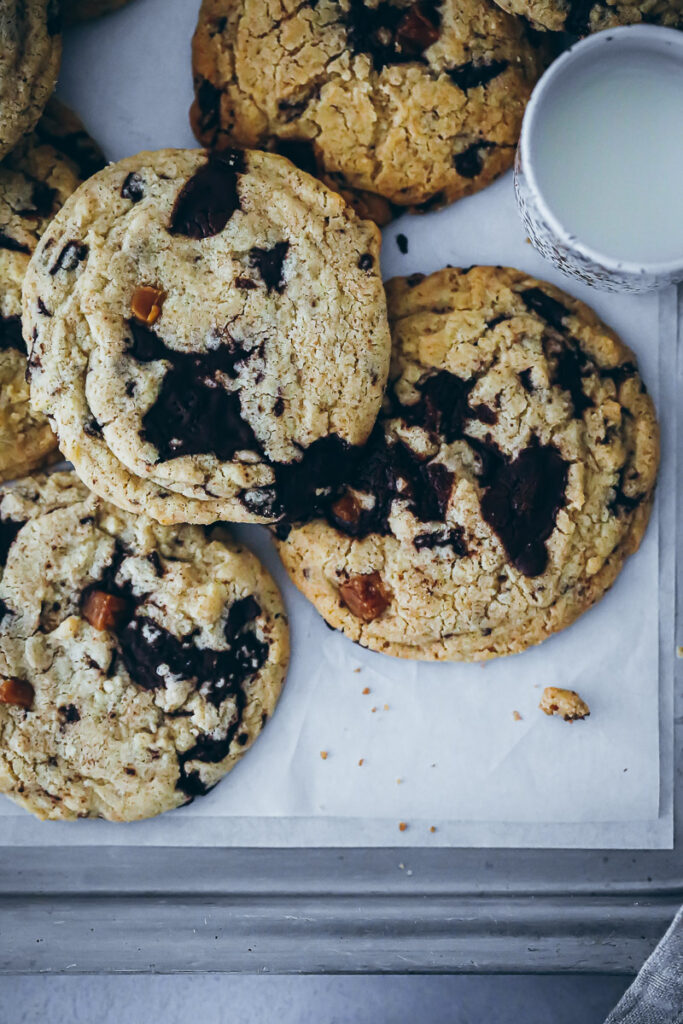 Schoko Cookies Rezept chocolate chip cookies mit Karamell caramel biscuits foodstyling food photo zuckerzimtundliebe bestes cookie rezept feedfeed bakefeed