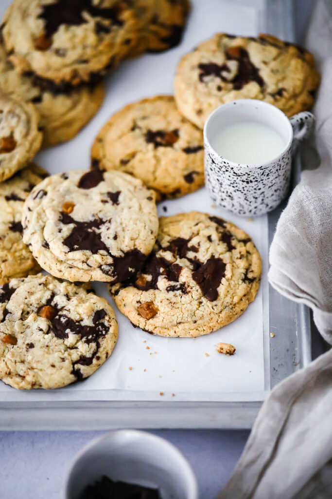 Schoko Cookies Rezept chocolate chip cookies mit Karamell caramel biscuits foodstyling food photo zuckerzimtundliebe bestes cookie rezept feedfeed bakefeed