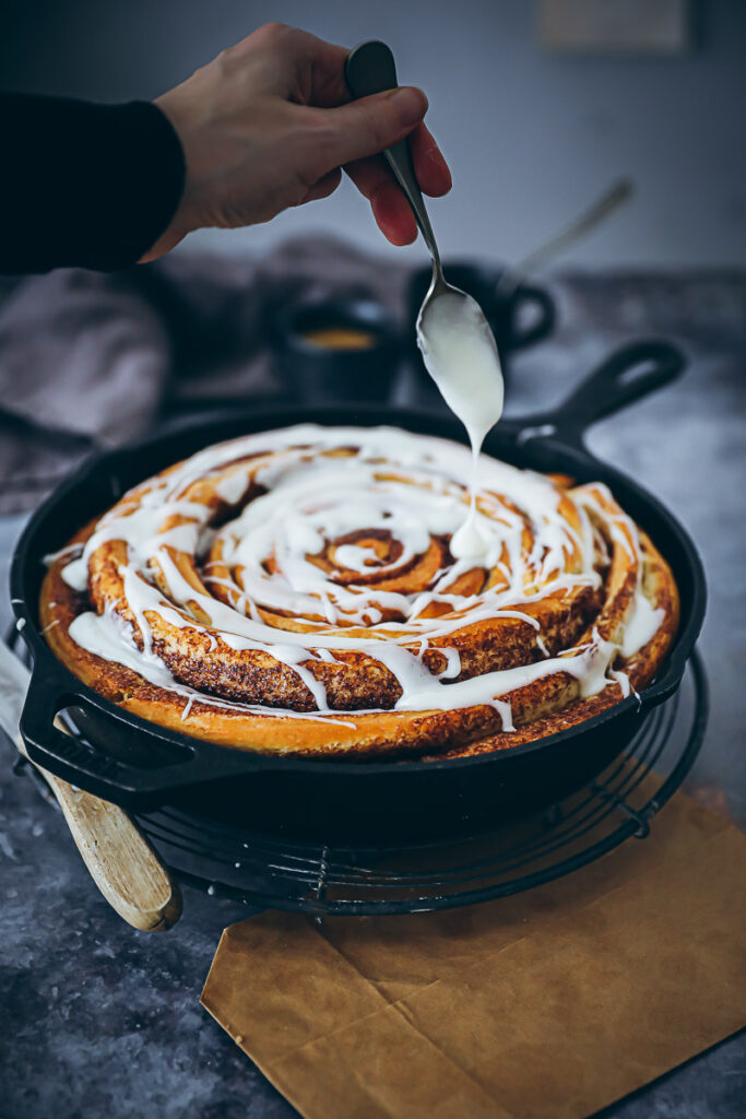 Grosse Zimtschnecke Rezept large giant cinnamon roll recipe Zimtschneckenkuchen hefeteig zuckerzimtundliebe backblog foodblog bakefeed feedfeed