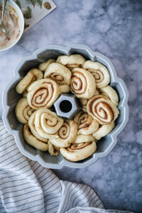 Zimtschnecken Gugelhupf Rezept cinnamon roll bundt cake schwedische kanelbullar nordicware form bundform bakefeed feedfeed bakefromscratch foodtographyschool foodstyling food photography zuckerzimtundliebe backblog deutscher foodblog