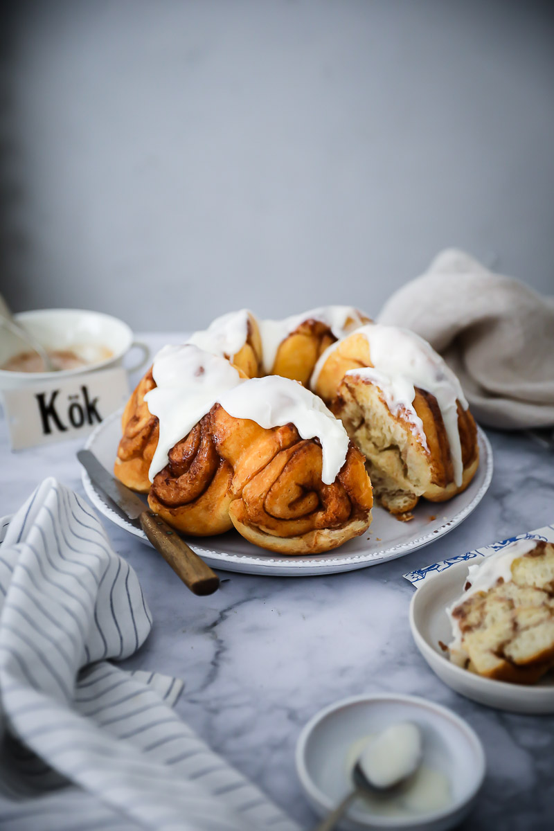 Zimtschnecken Gugelhupf Rezept cinnamon roll bundt cake schwedische kanelbullar nordicware form bundform bakefeed feedfeed bakefromscratch foodtographyschool foodstyling food photography zuckerzimtundliebe backblog deutscher foodblog