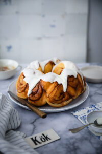 Zimtschnecken Gugelhupf Rezept cinnamon roll bundt cake schwedische kanelbullar nordicware form bundform bakefeed feedfeed bakefromscratch foodtographyschool foodstyling food photography zuckerzimtundliebe backblog deutscher foodblog