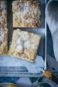 Zitronen Streuselkuchen Rezept vom Blech wie von Oma lemon streusel bars crumb cake foodstyling bakefeed