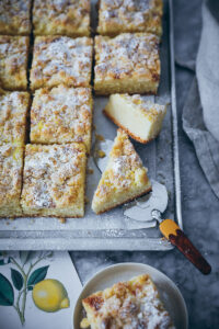 Zitronen Streuselkuchen Rezept vom Blech wie von Oma lemon streusel bars crumb cake foodstyling bakefeed