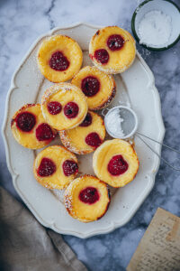 Himbeer Pasteis de Nata Rezept - kleine portugiesische Puddingtörtchen