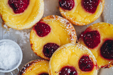 Himbeer Pasteis de Nata Rezept - kleine portugiesische Puddingtörtchen raspberry custard tarts zuckerzimtundliebe foodstyling food photography bakefeed feedfeed