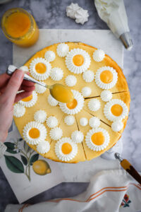 Einfaches Käsekuchen Rezept Quark Käsekuchen mit Lemon Curd lemon curd german cheesecake recipe zuckerzimtundliebe backblog foodblog food styling food photography zitronenkuchen backrezept kuchenrezept bakefeed feedfeed foodtography school