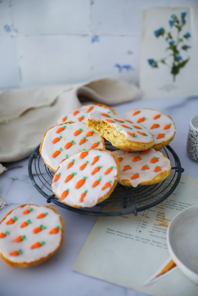Carrot Cake Amerikaner Rezept Möhrenkuchen Black and White Cookies Osterrezept Ostergebäck Osterkuchen Rüblikuchen Rüblitorte foodstyling foodtographyschool zuckerzimtundliebe bakefeed easter baking