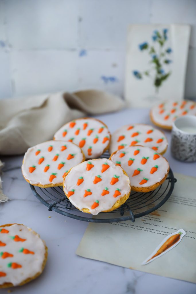 Carrot Cake Amerikaner Rezept Möhrenkuchen Black and White Cookies Osterrezept Ostergebäck Osterkuchen Rüblikuchen Rüblitorte foodstyling foodtographyschool zuckerzimtundliebe bakefeed easter baking