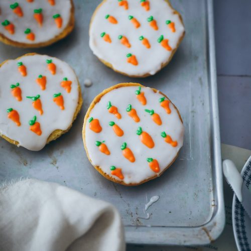 Carrot Cake Amerikaner Rezept Möhrenkuchen Black and White Cookies Osterrezept Ostergebäck Osterkuchen Rüblikuchen Rüblitorte foodstyling foodtographyschool zuckerzimtundliebe bakefeed easter baking