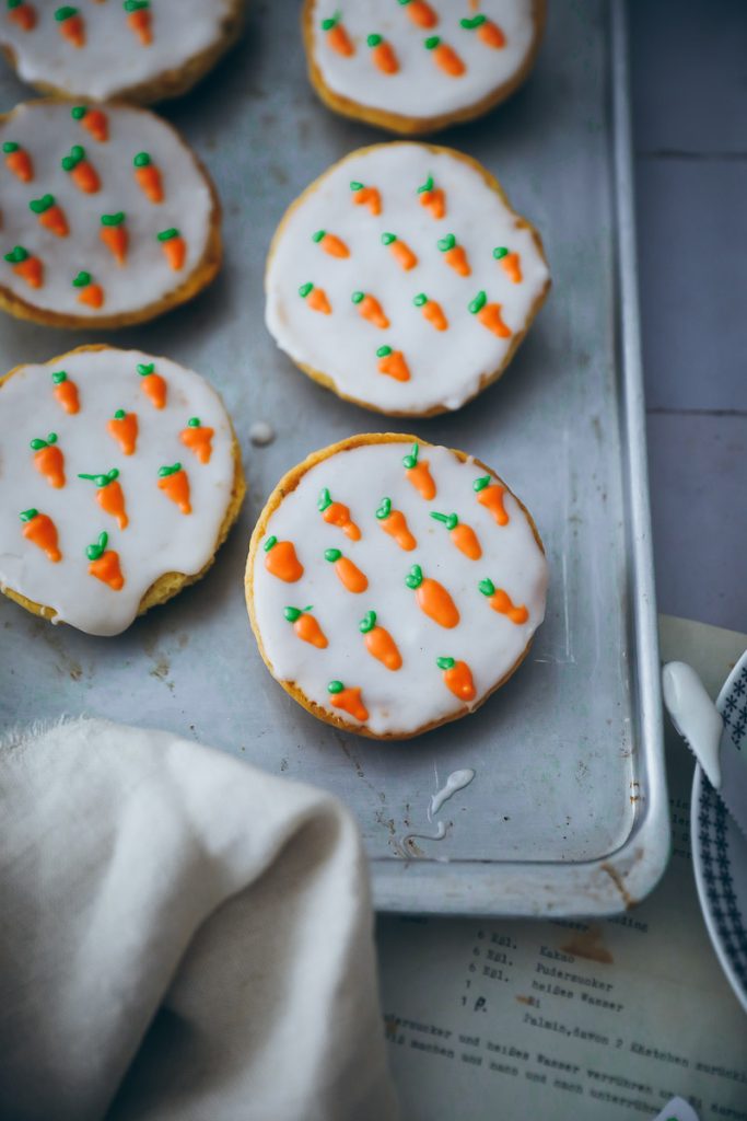 Carrot Cake Amerikaner Rezept Möhrenkuchen Black and White Cookies Osterrezept Ostergebäck Osterkuchen Rüblikuchen Rüblitorte foodstyling foodtographyschool zuckerzimtundliebe bakefeed easter baking 