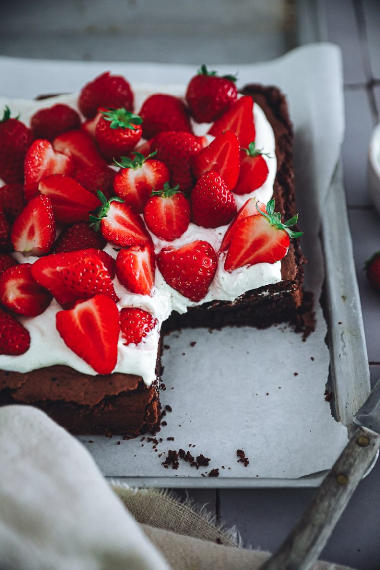 Erdbeer Brownies Rezept mit Mascarponecreme Erdbeer Brownies Rezept mit Mascarponecreme
