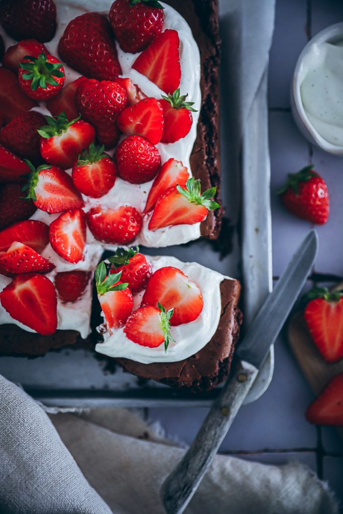 Erdbeer Brownies Rezept mit Mascarpone creme strawberry mascarpone brownies Erdbeerkuchen saftiger Schokokuchen zuckerzimtundliebe Backblog Backrezept Erdbeerkuchen Erdbeerrezepte foodstyling bakefeed foodtographyschool