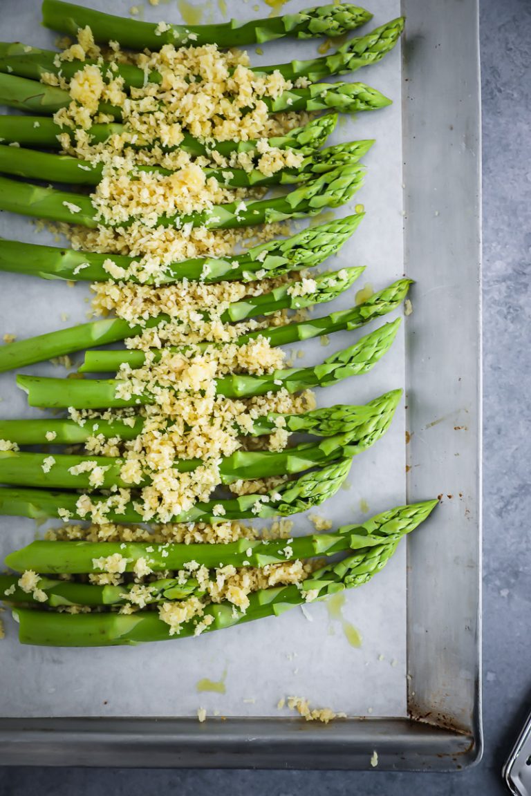 Grüner Spargel aus dem Ofen mit Parmesankruste Grüner Spargel aus dem Ofen mit Parmesankruste