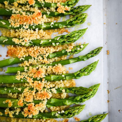 Grüner Spargel aus dem Ofen mit Parmesankruste