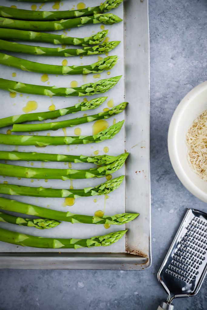 Grüner Spargel aus dem Ofen mit Parmesankruste