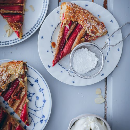 Rhabarber Tarte mit Mandel Füllung Rezept - die Rhabarber Galette mit Frangipane rhubarb tart recipe food52 bakefeed feedfeed zuckerzimtundliebe backblog rhabarberrezepte rhabarberkuchen frühlingskuchen food photography