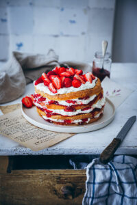 Biskuit Erdbeertorte Rezept mit Sahne Erdbeerkuchen Biskuitboden selber backen einfacher biskuit grundrezept strawberry sponge cake foodstyling foodblog erdbeerrezept zuckerzimtundliebe backblog bakefeed