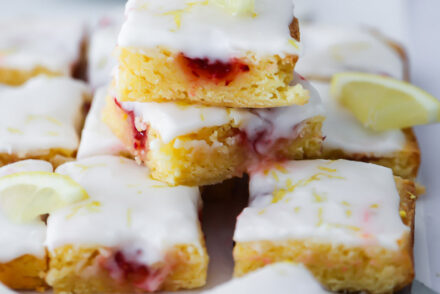 Zitronen Blondies mit Himbeeren Rezept - lemon raspberry blondies einfaches zitronenkuchenrezept bakefeed zuckerzimtundliebe backblog foodblog himbeerkuchen zitronenschnitten lemon slices food photography