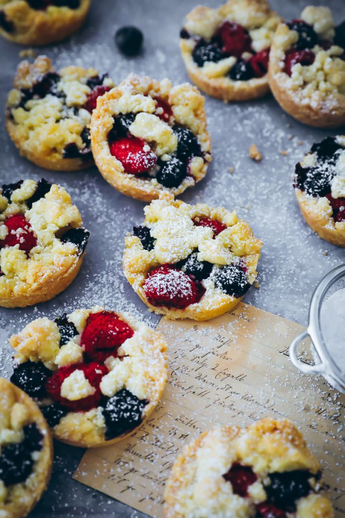 Streusel Beeren Cookies Rezept mit Himbeeren und Blaubeeren - berry streusel cookies recipe zuckerzimtundliebe foodblog backblog backrezept beerenrezept streusel taler streusel teilchen bakefeed feedfeed food photography