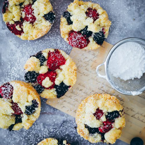 Streusel Beeren Cookies Rezept mit Himbeeren und Blaubeeren - berry streusel cookies recipe zuckerzimtundliebe foodblog backblog backrezept beerenrezept streusel taler streusel teilchen bakefeed feedfeed food photography