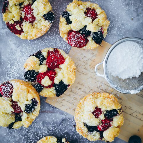 Streusel Beeren Cookies Rezept mit Himbeeren und Blaubeeren - berry streusel cookies recipe zuckerzimtundliebe foodblog backblog backrezept beerenrezept streusel taler streusel teilchen bakefeed feedfeed food photography