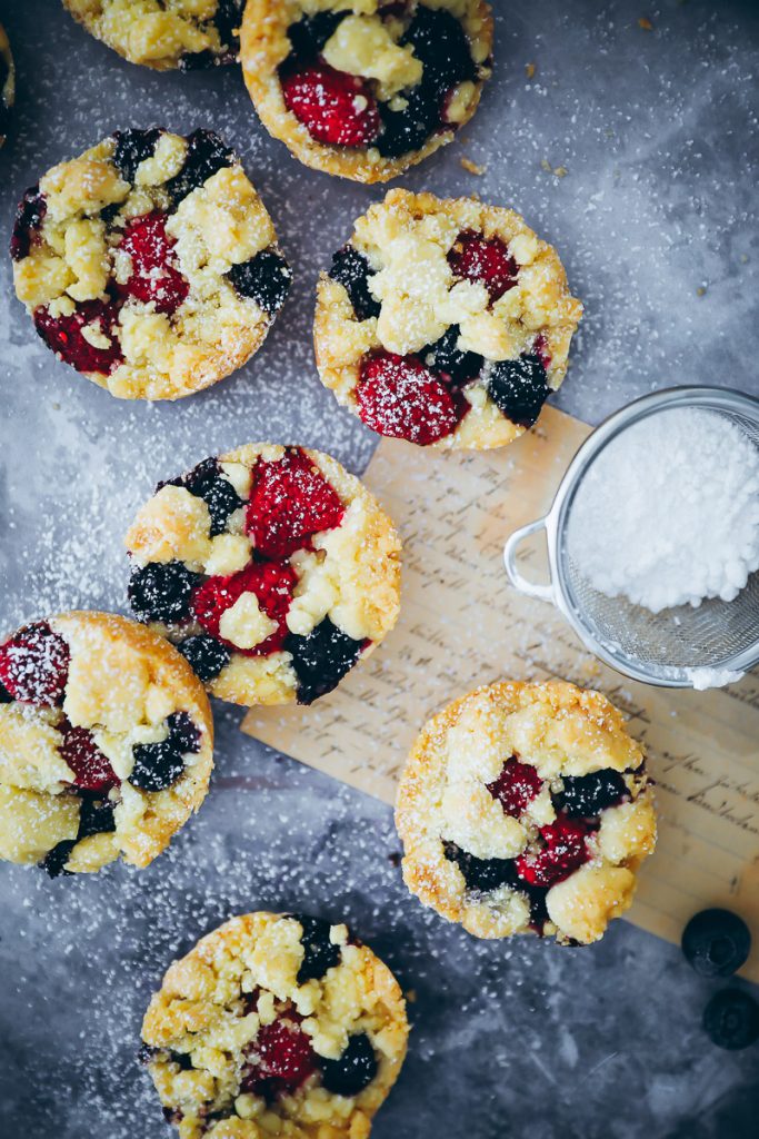 Streusel Beeren Cookies Rezept mit Himbeeren und Blaubeeren - berry streusel cookies recipe zuckerzimtundliebe foodblog backblog backrezept beerenrezept streusel taler streusel teilchen bakefeed feedfeed food photography