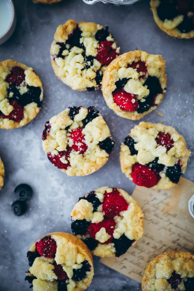 Streusel Beeren Cookies Rezept mit Himbeeren und Blaubeeren - berry streusel cookies recipe zuckerzimtundliebe foodblog backblog backrezept beerenrezept streusel taler streusel teilchen bakefeed feedfeed food photography