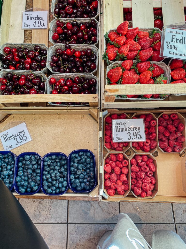 Obstladen fruit store fruit shop Beeren kaufen Himbeeren Blaubeeren Erdbeeren Kirschen farmers market zuckerzimtundliebe 