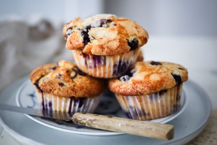 Lieblings Blaubeer Muffins Rezept - bakery style blueberry muffins recipe heidelbeer muffins tipps für muffins backen zuckerzimtundliebe muffins kindergeburtstag schulbuffet blaubeerkuchen sommer kuchen backen mit blaubeeren feedfeed bakefeed foodstyling