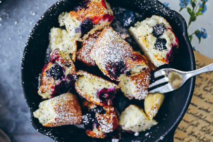 fluffiges Blaubeer Kaiserschmarrn Rezept aus dem Ofen Ofenschmarrn zuckerzimtundliebe südtiroler küche südtirol rezepte blaubeer rezepte blueberry torn pancake recipe bakefeed feedfeed