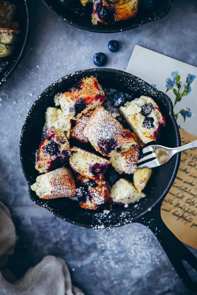 fluffiges Blaubeer Kaiserschmarrn Rezept aus dem Ofen Ofenschmarrn zuckerzimtundliebe südtiroler küche südtirol rezepte blaubeer rezepte blueberry torn pancake recipe bakefeed feedfeed