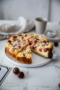 Stachelbeer Käsekuchen und Streuselkuchen Rezept. gooseberry cheesecake crumble cake coffee cake quark käsekuchen mit einfachem boden einfacher käsekuchen stachelbeerrezepte zuckerzimtundliebe bakefeed german baking german cakes feedfeed food photography