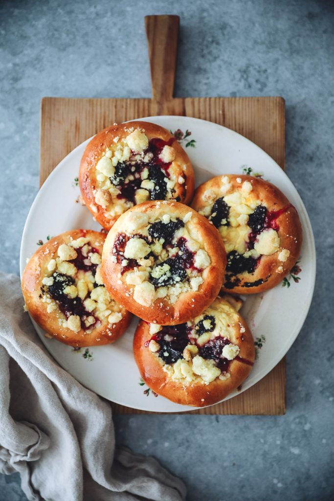 Streuseltaler mit Quarkfüllung Mohn und Konfitüre Hefeteig wie vom Bäcker Streuselrezepte streusel buns poppy seed rolls kolache kolatsche zuckerzimtundliebe backrezept backen 