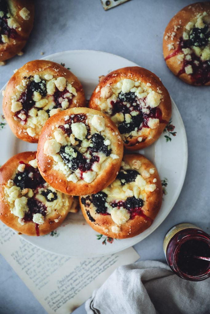 Streuseltaler mit Quarkfüllung Mohn und Konfitüre Hefeteig wie vom Bäcker Streuselrezepte streusel buns poppy seed rolls kolache kolatsche zuckerzimtundliebe backrezept backen 