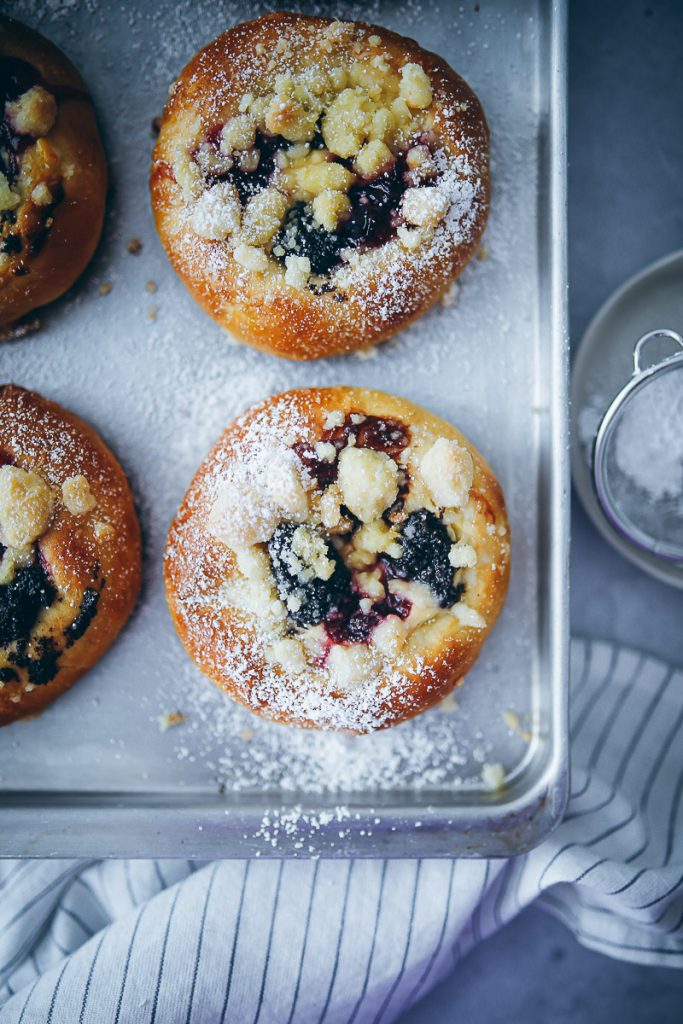 Streuseltaler mit Quarkfüllung Mohn und Konfitüre Hefeteig wie vom Bäcker Streuselrezepte streusel buns poppy seed rolls kolache kolatsche zuckerzimtundliebe backrezept backen