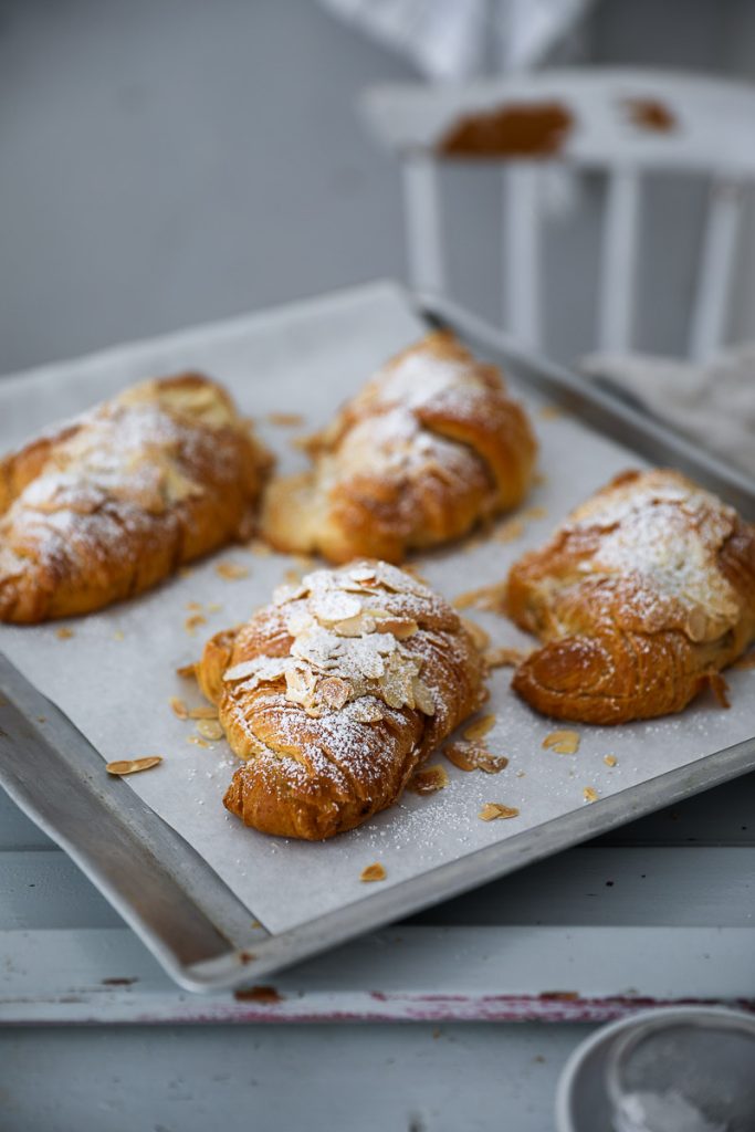 einfache mandel croissants rezept almond croissants recipe frangipane mandel creme brunch rezepte frühstücks rezepte bakefeed feedfeed zuckerzimtundliebe backblog einfaches rezept