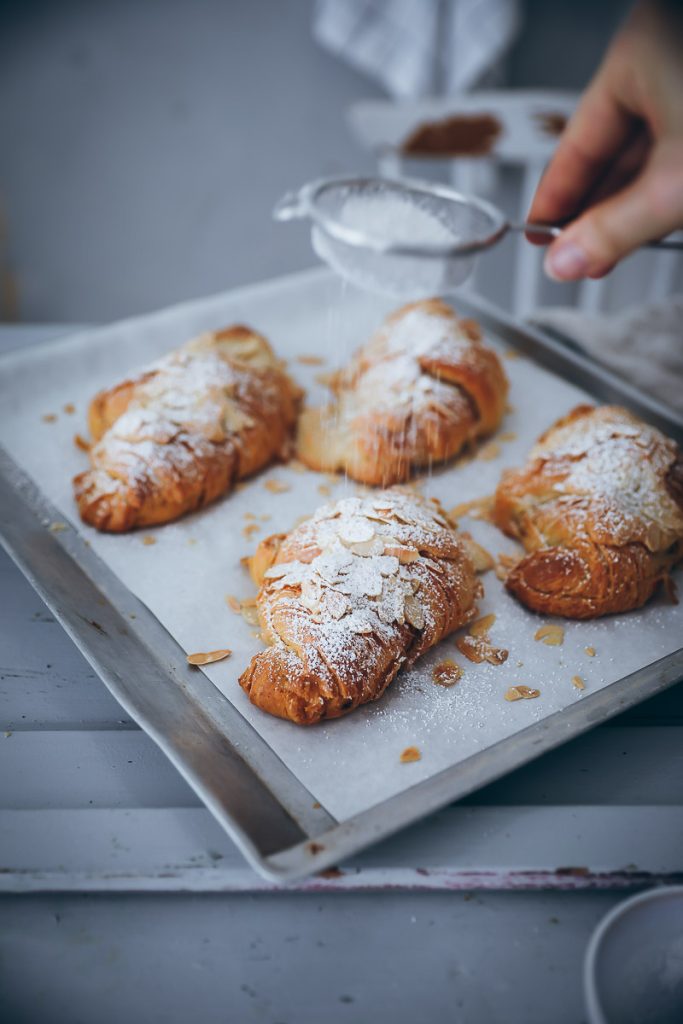 einfache mandel croissants rezept almond croissants recipe frangipane mandel creme brunch rezepte frühstücks rezepte bakefeed feedfeed zuckerzimtundliebe backblog einfaches rezept