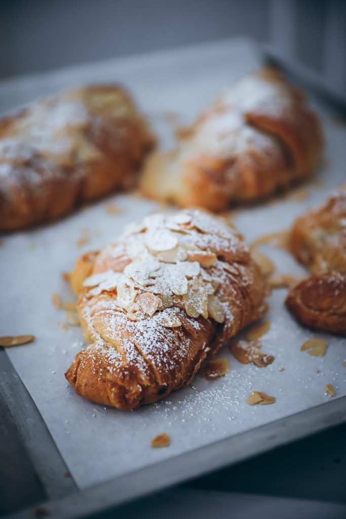 einfache mandel croissants rezept almond croissants recipe frangipane mandel creme brunch rezepte frühstücks rezepte bakefeed feedfeed zuckerzimtundliebe backblog einfaches rezept