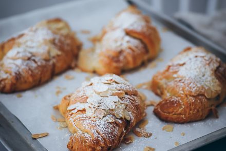 einfache mandel croissants rezept almond croissants recipe frangipane mandel creme brunch rezepte frühstücks rezepte bakefeed feedfeed zuckerzimtundliebe backblog einfaches rezept