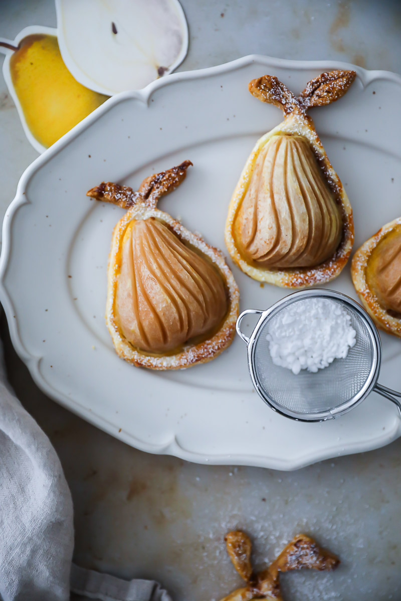 Einfache Birnen Nuss Tartes Rezept aus Blätterteig