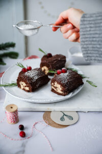 Buche de Noel Biskuitrollen Yule log rezept recipe Schoko Biskuit Weihnachtskuchen Weihnachtsbäckerei christmas cake swiss roll cake roll. weihnachtsroulade backrezept backen adventsrezepte foodstyling bakefeed german baking