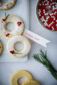 Zitronen Ausstechplätzchen Rezept weihnachtsplätzchen weihnachtskekse weihnachtsgebäck weihnachtsbäckerei german christmas cookies lemon butter cookies zuckerzimtundliebe bakefeed feedfeed einfache weihnachtskekse foodstyling